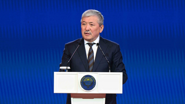 Кыргыз Республикасынын Билим берүү кызматкерлеринин күнүнө карата уюштурулган иш-чарага Министрлер Кабинетинин Төрагасы Адылбек Касымалиев катышты