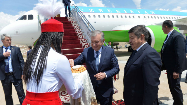 Өзбекстандын Президенти Шавкат Мирзиёев Кыргызстанга келди