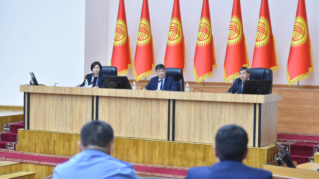 МинКаб Төрагасынын орун басары Бакыт Төрөбаев Бишкекте жана Чүй облусунда абанын булганышынын маселелери боюнча мекемелер аралык комиссиянын жыйынын өткөрдү