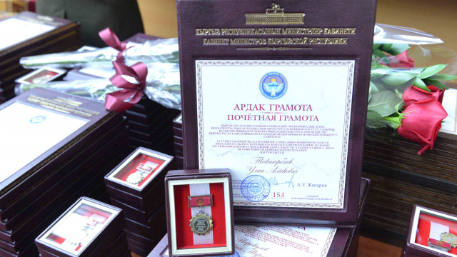 В Кабинете Министров наградили отличившихся граждан республики