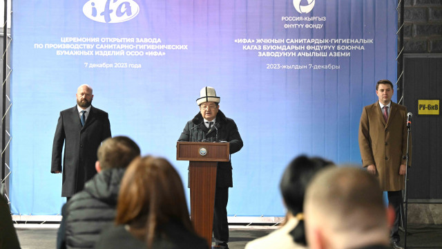 МинКаб Төрагасы Акылбек Жапаров Бишкек шаарында кагаз буюмдарын чыгаруучу өндүрүштүк ишкананы ачты
