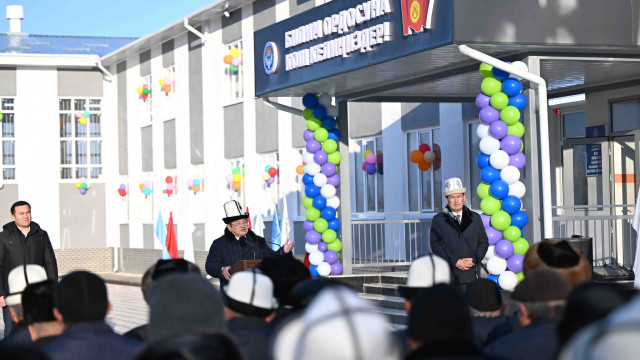 МинКаб башчысы Акылбек Жапаров Керме-Тоо айылында 225 орундуу чоң мектептин ачылышына катышты