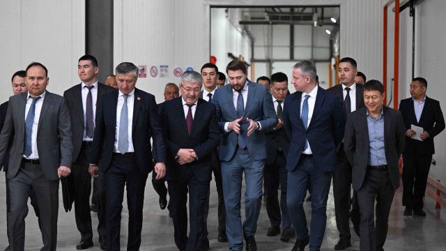 МинКаб башчысы Адылбек Касымалиев Чүй облусундагы бир катар ишканалар менен таанышты
