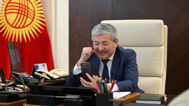МинКаб Төрагасы Адылбек Касымалиев альпинист Асел Байбагышеваны планетанын эң бийик чокусу – Эверест тоосун ийгиликтүү багындырышы менен куттуктады