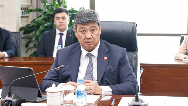 МинКаб Төрагасынын орун басары Бакыт Төрөбаев Пекинде Кытайдын бир катар корпорацияларынын жетекчилери менен Барскоон-Учтурфан-Аксу автожолун куруу маселелерин сүйлөштү