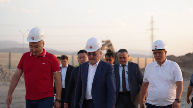 Глава Кабмина Адылбек Касымалиев проинспектировал строительство двух грандиозных объектов в столице: стадиона и конгресс-холла