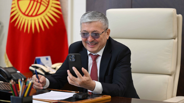 Министрлер Кабинетинин Төрагасы Адылбек Касымалиев Денис Петрашовду Сингапурдагы суу спорту боюнча дүйнө чемпионатында коло медаль жеңип алышы менен куттуктады
