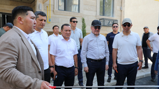 МинКаб Төрагасы Адылбек Касымалиев Жалал-Абад шаарында Мамлекеттик ипотекалык компания тарабынан курулуп жаткан көп кабаттуу үйлөрдөн кабар алды