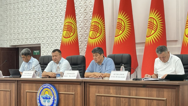 МинКаб Төрагасынын орун басары  Бакыт Төрөбаев Баткен облусунун Баткен жана Кадамжай райондорунда Кыргызстанды 2030-жылга чейин өнүктүрүүнүн улуттук программасынын алкагында жыйын өткөрдү