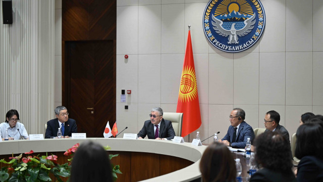 МинКаб Төрагасы Адылбек Касымалиев Жапония Өкмөтүнүн JDS долбоору аркылуу Жапонияга окууга жөнөп жаткан Кыргызстандын мамлекеттик жана муниципалдык кызматкерлерин кабыл алды