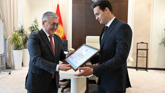 МинКаб башчысы Адылбек Касымалиев сууда сүзүү боюнча дүйнө чемпионатында коло медал уткан Денис Петрашовду кабыл алды