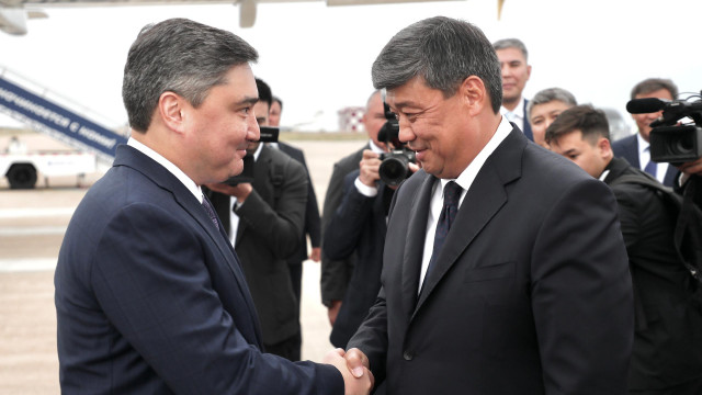 Казакстан Республикасынын Премьер-министри Олжас Бектенов Евразия өкмөттөр аралык кеңешинин жыйынына катышуу үчүн Кыргыз Республикасына келди