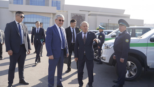 МинКаб Төрагасы Адылбек Касымалиев Жаратылыш ресурстары, экология жана техникалык көзөмөл министрлигине 39 автоунаа жана атайын техникаларды ачкычын тапшырды