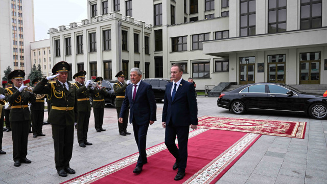 Состоялась церемония официальной встречи Главы Кабинета Министров Адылбека Касымалиева и Премьер-министра Беларуси Александра Турчина